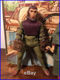 Nice Vintage Mego Planet Of The Apes Lot 5 Figures Weapons Jail Playset Gloves