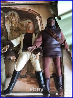 VINTAGE 1974 MEGO PLANET OF THE APES VILLAGE FOLD OUT PLAYSET And 5 Figures