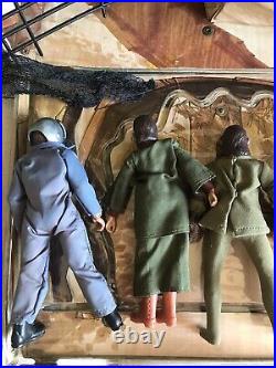 VINTAGE 1974 MEGO PLANET OF THE APES VILLAGE FOLD OUT PLAYSET And 5 Figures